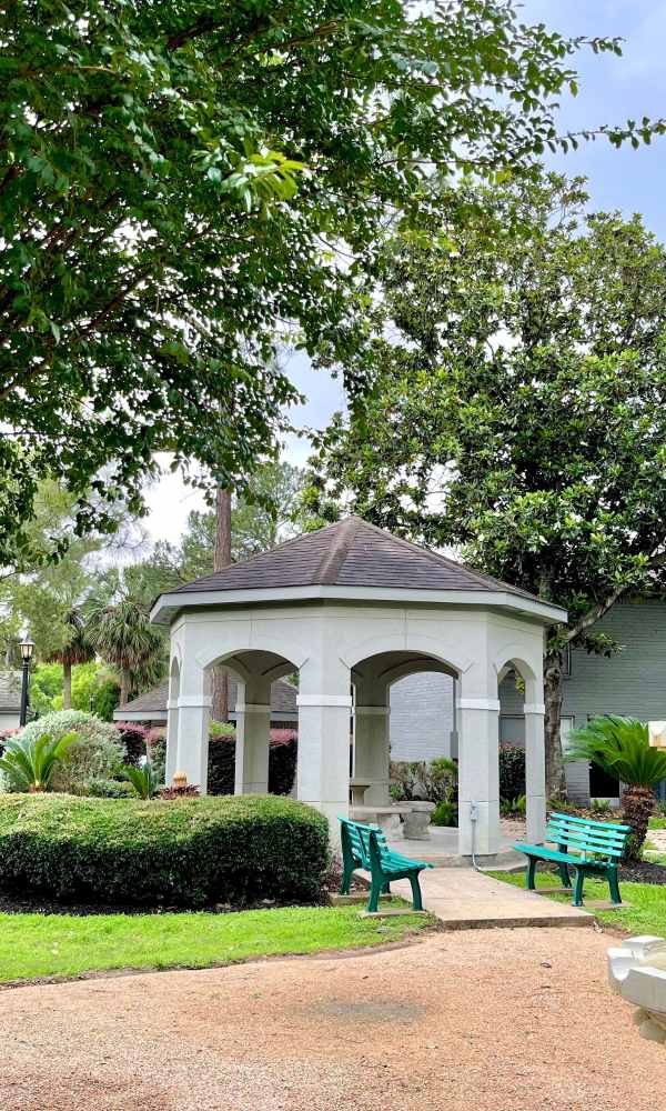 Outdoor seating area at The Abbey at Briargrove Park in Houston, Texas