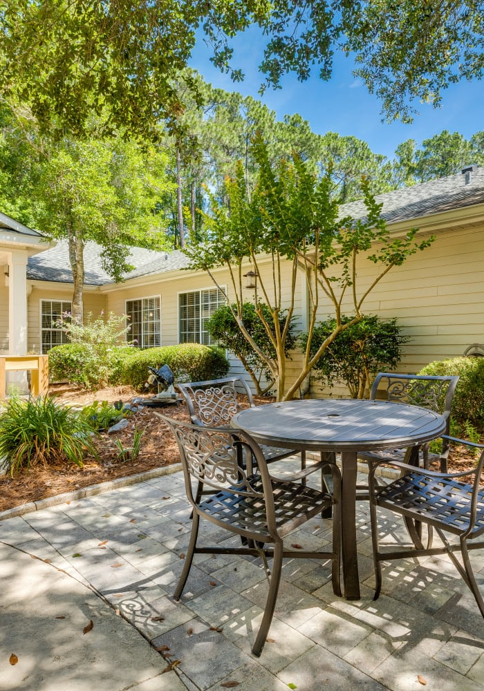An outdoor table and chairs at Village Cove Assisted Living in Hilton Head Island, South Carolina