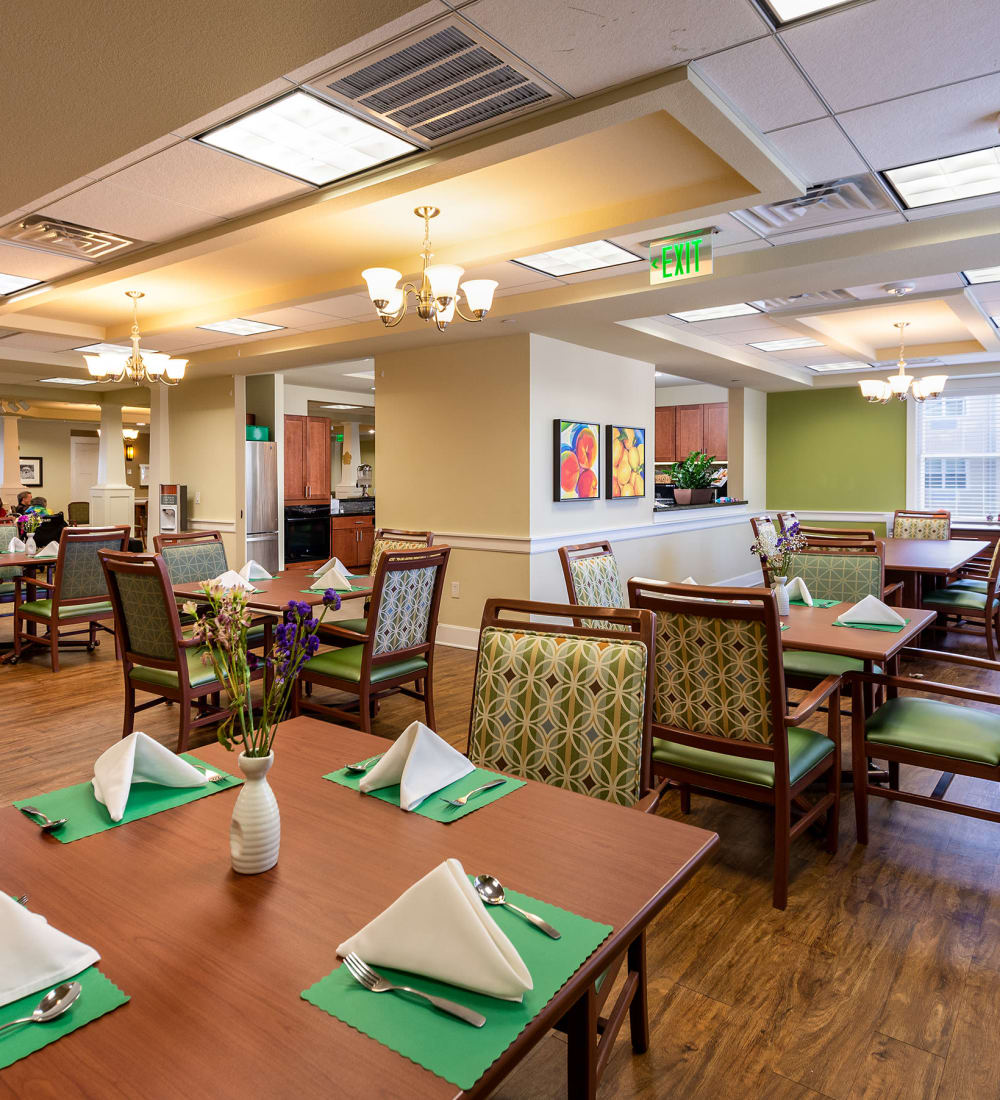 dining table at MacArthur Hills in Irving, Texas