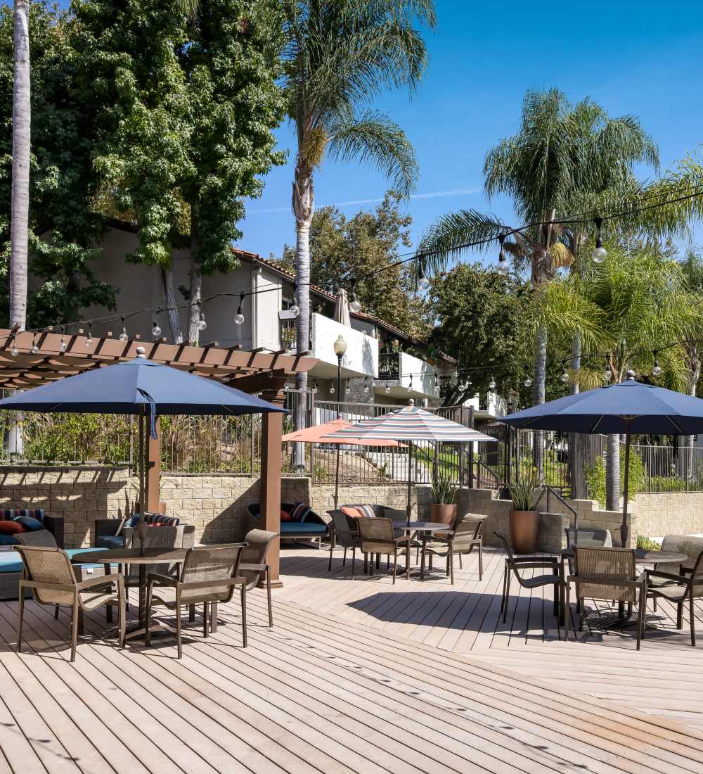 Outdoor seating area next to the resort-style swimming pool area at Sofi Thousand Oaks in Thousand Oaks, California