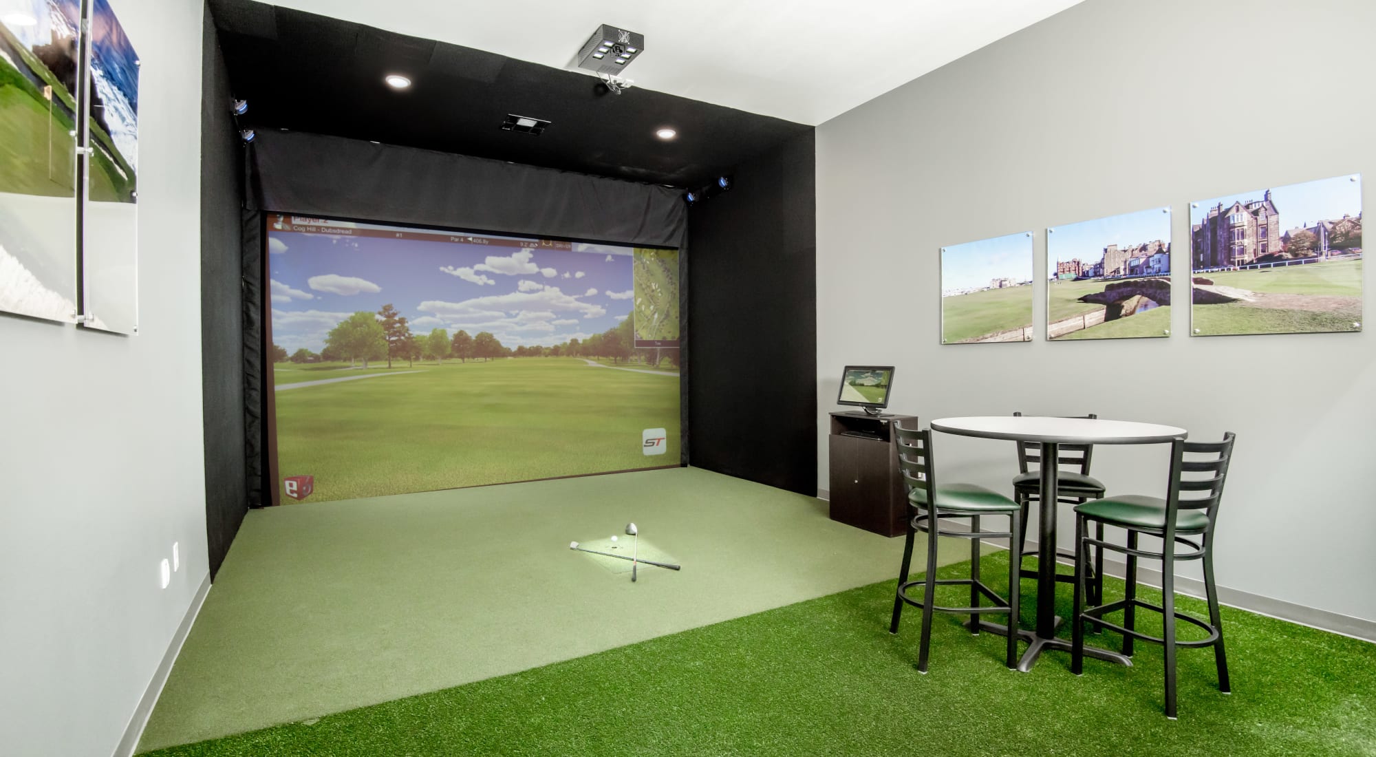 Virtual golf at Estates of Richardson in Richardson, Texas