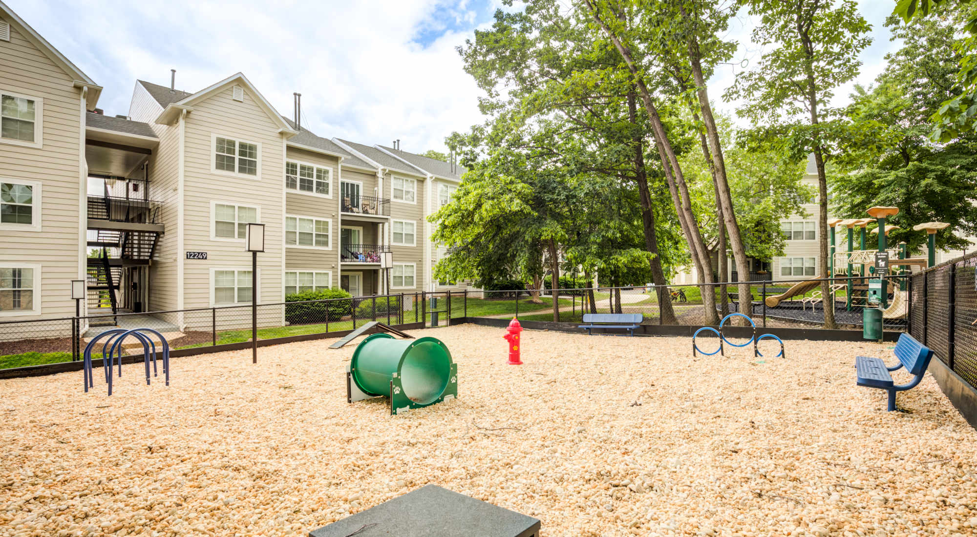 Pet-friendly apartments at Knoll at Fair Oaks in Fairfax, Virginia