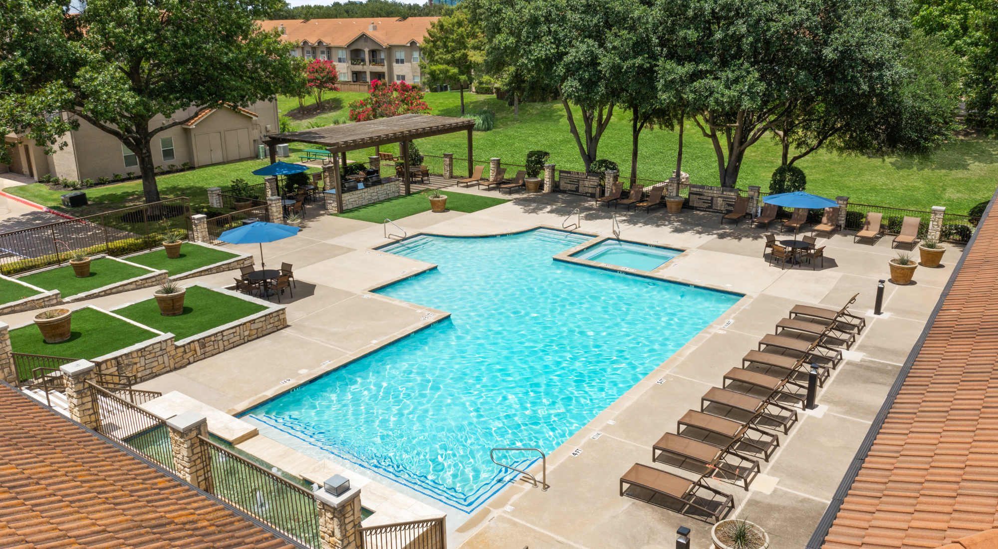 Swimming pool with outdoor spa at Villas of Preston Creek