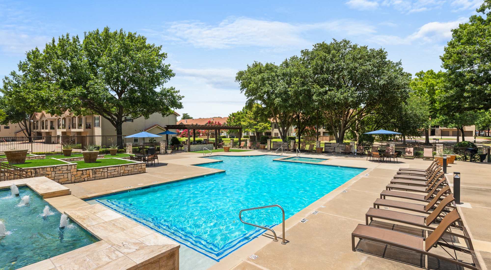 Swimming pool with outdoor spa at Villas of Preston Creek