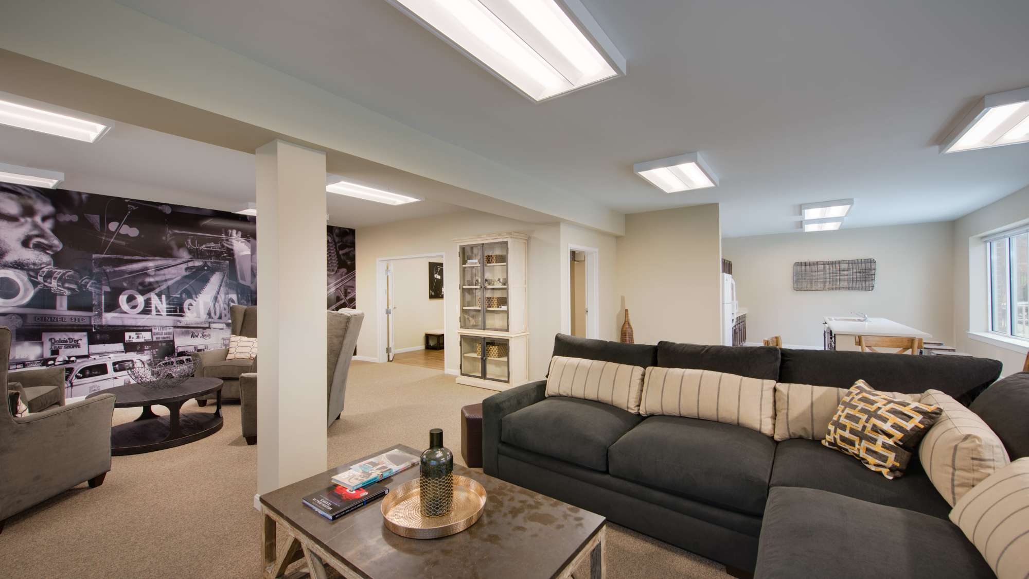 Lobby area with seating Penn Square II in Baltimore, Maryland