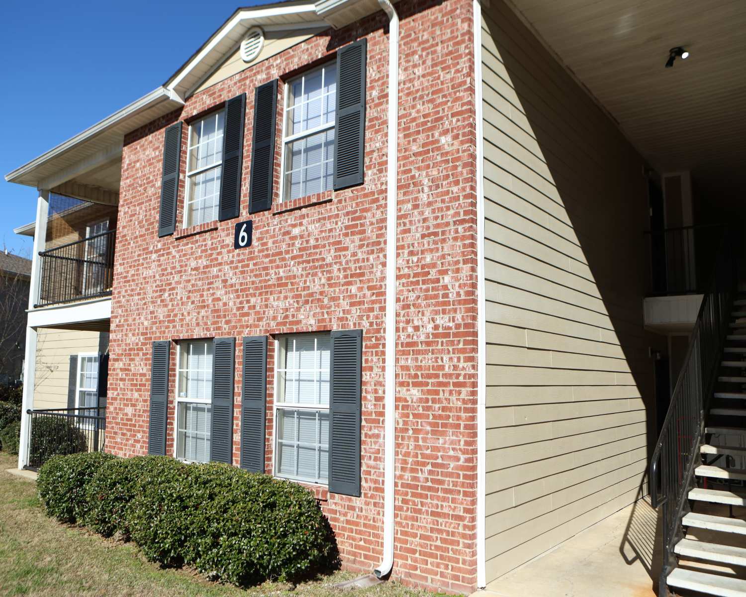 Exterior view of the building at Horizon Apartments in Jackson, Mississippi