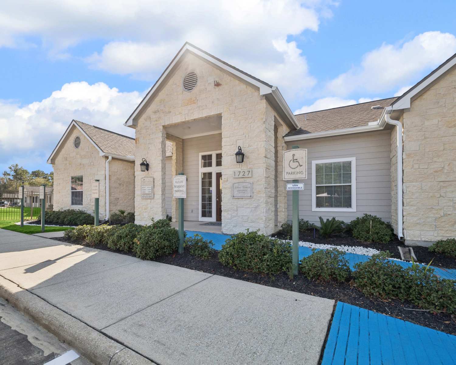 Exterior view of an apartment at Palm Garden in Orange, Texas