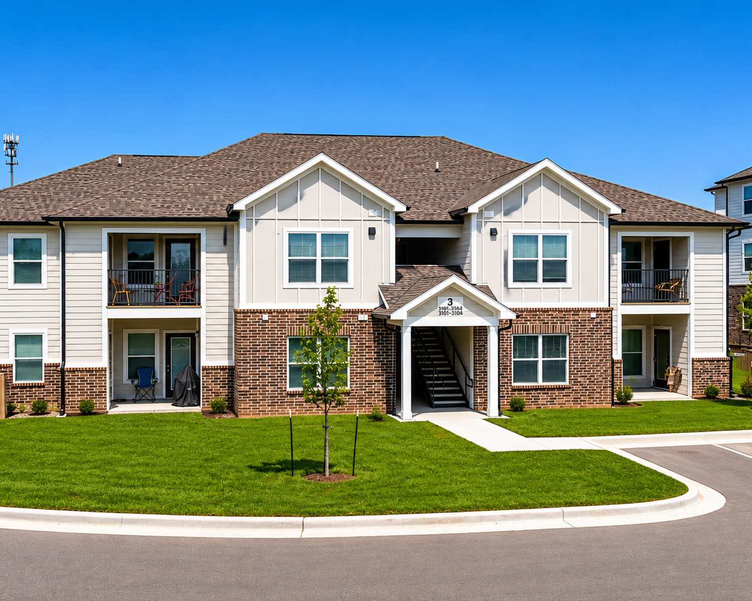 Building exterior at Covington Woods II in Lansing, Kansas 