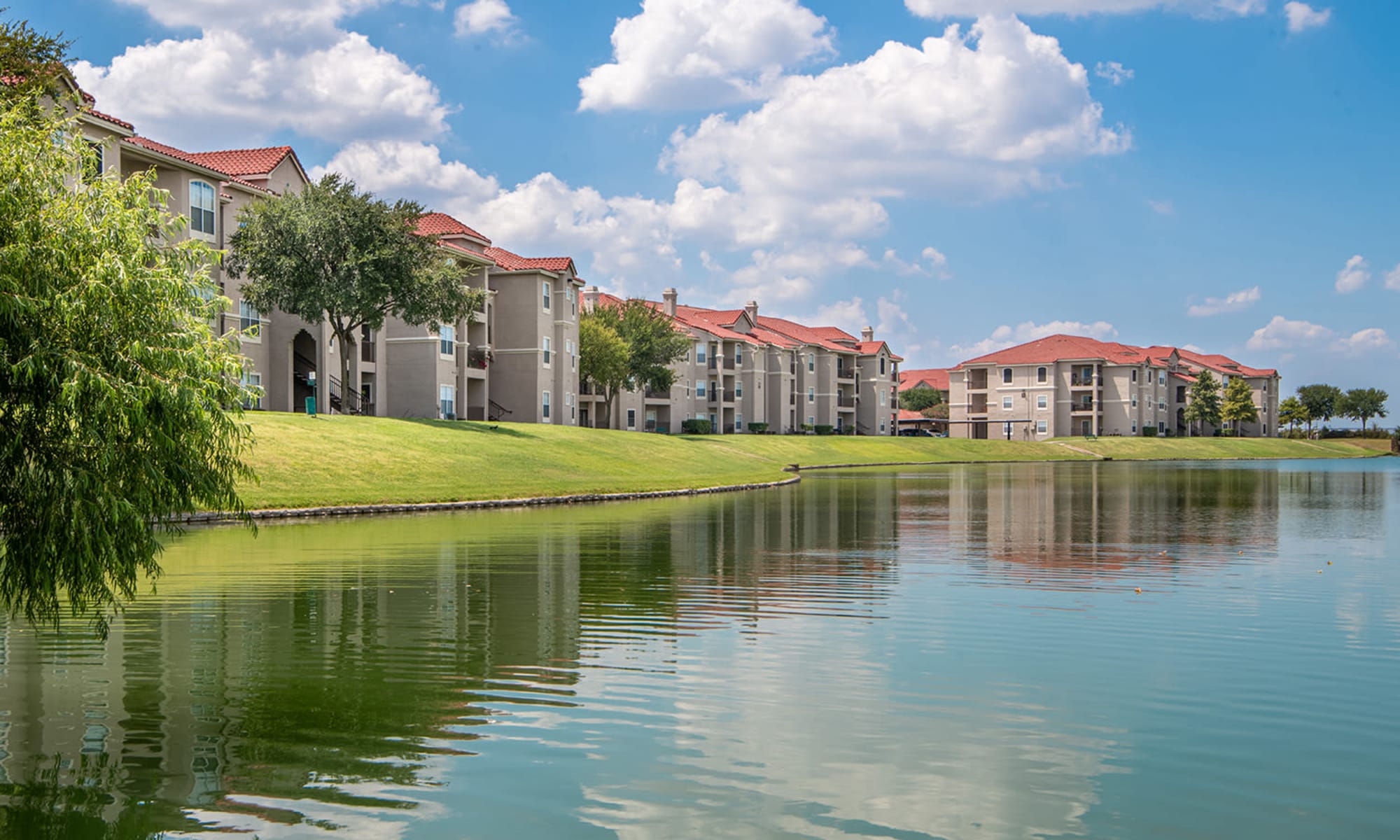Apartments at Crescent Cove at Lakepointe in Lewisville, Texas