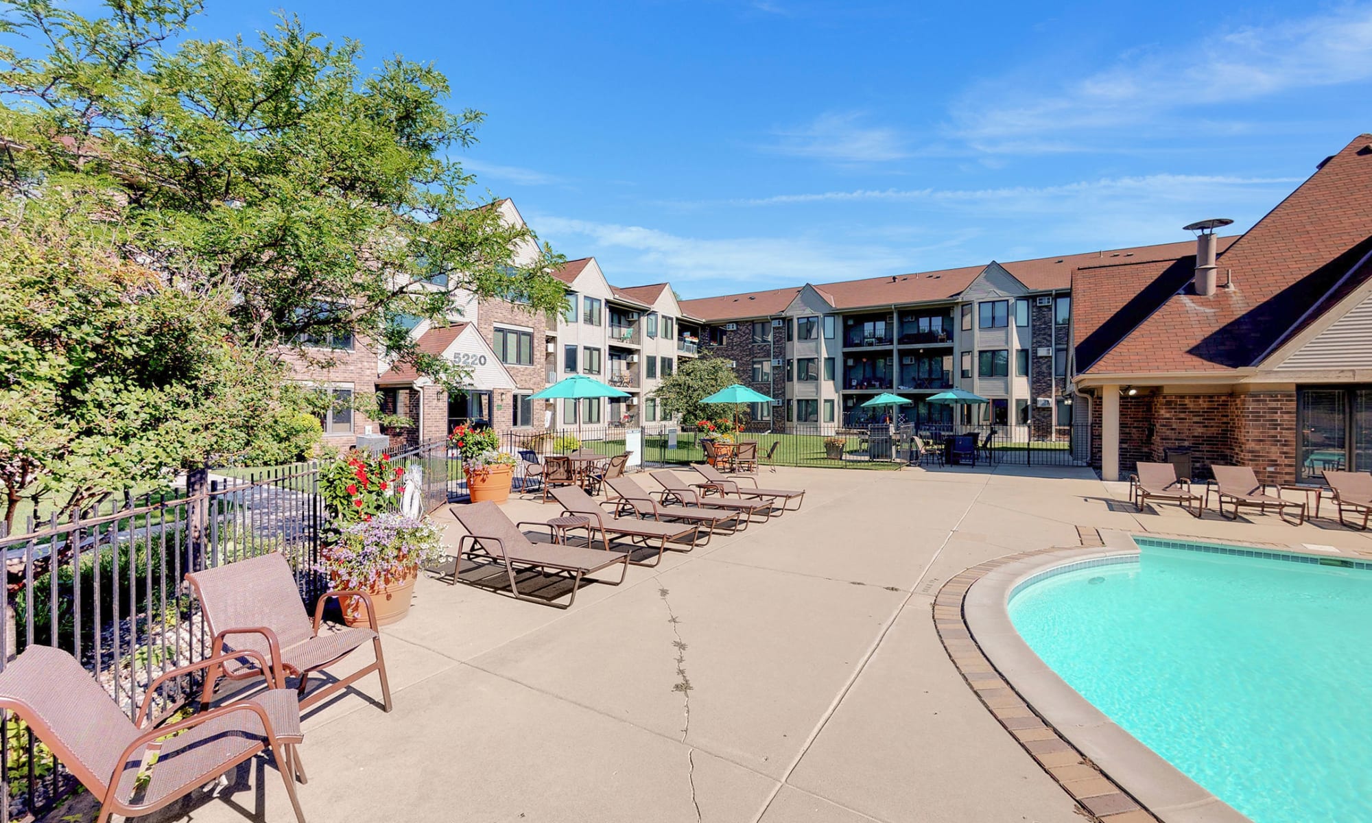 Apartments in Edina, Minnesota at Oaks Lincoln Apartments & Townhomes