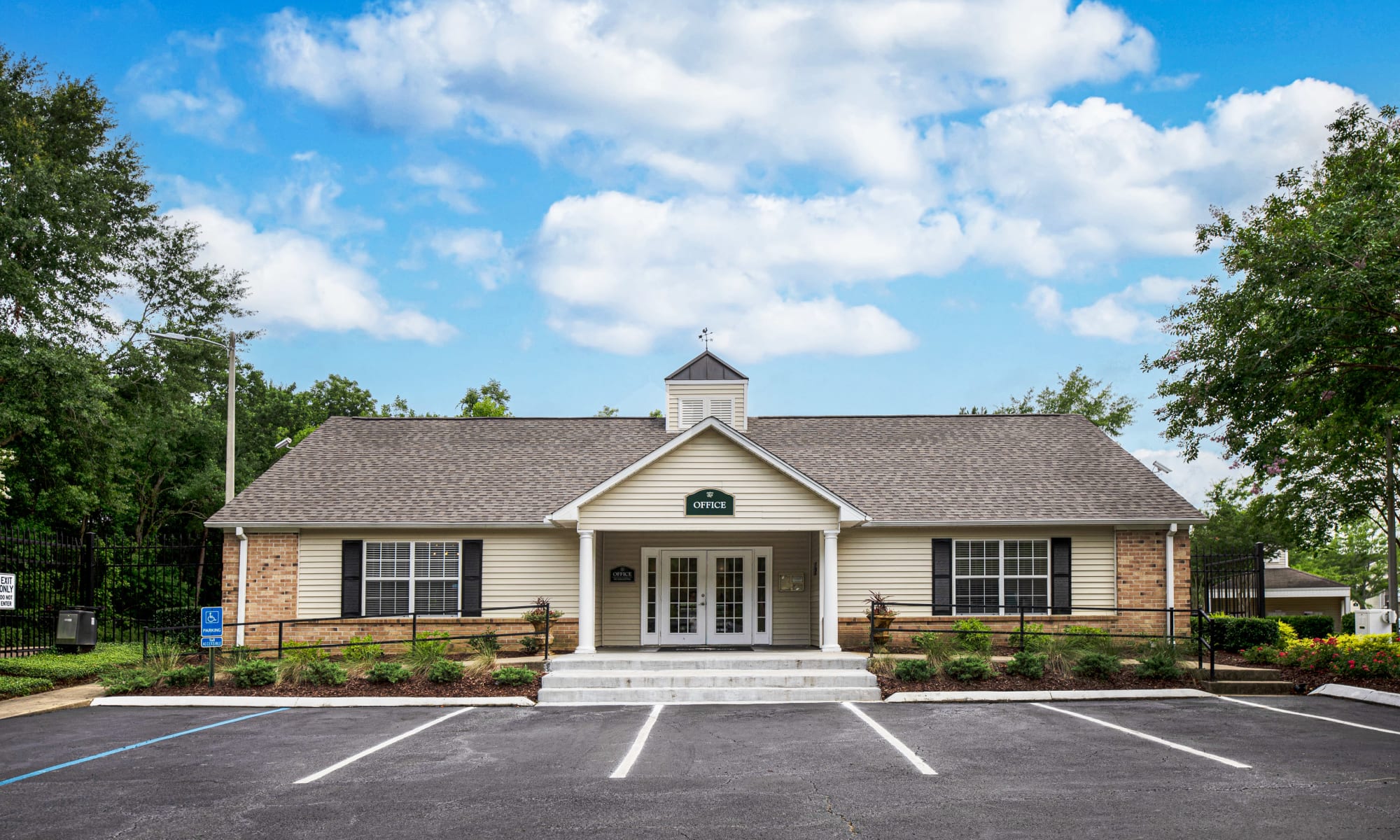 Beautifully landscaped apartments at Colony Pointe in Jackson, Mississippi