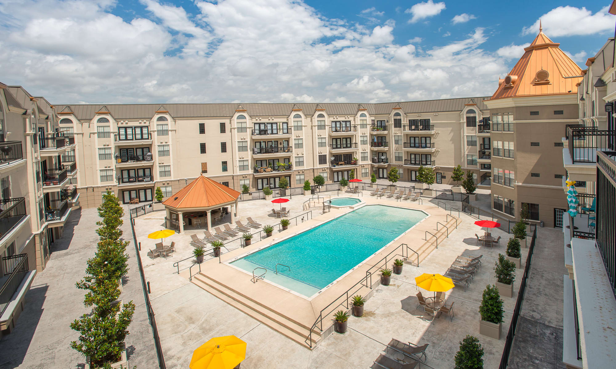 Apartments at Chateau de Ville in Farmers Branch, Texas 