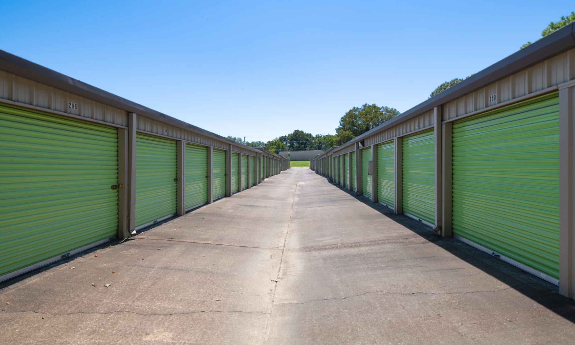 Wide driveways at Citizen Storage in Bartlett, Tennessee