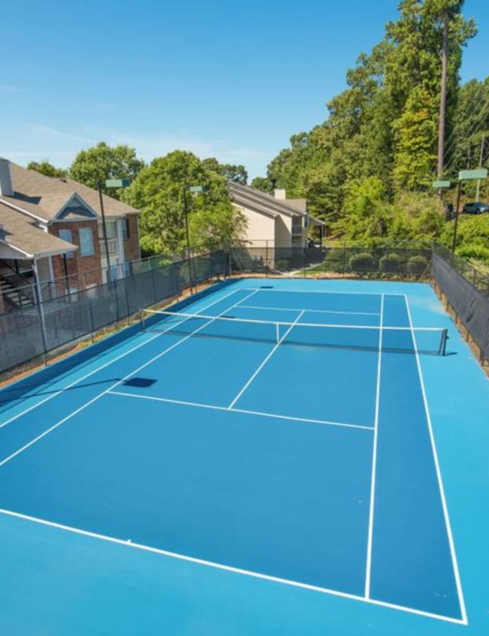 An outdoor tennis court at Chace Lake Villas in Birmingham, Alabama