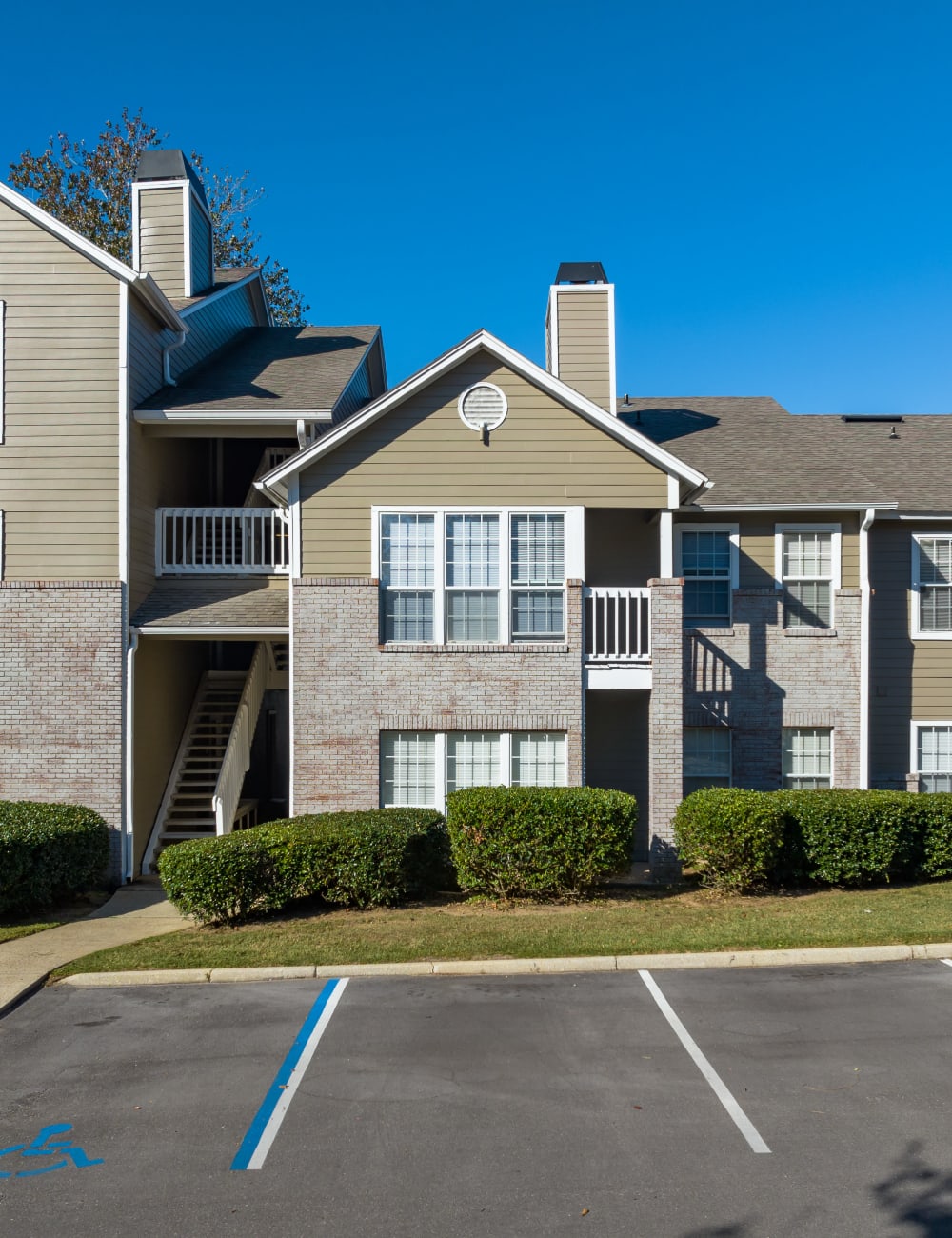 Exterior of an apartment building at Gates at Jubilee in Daphne, Alabama