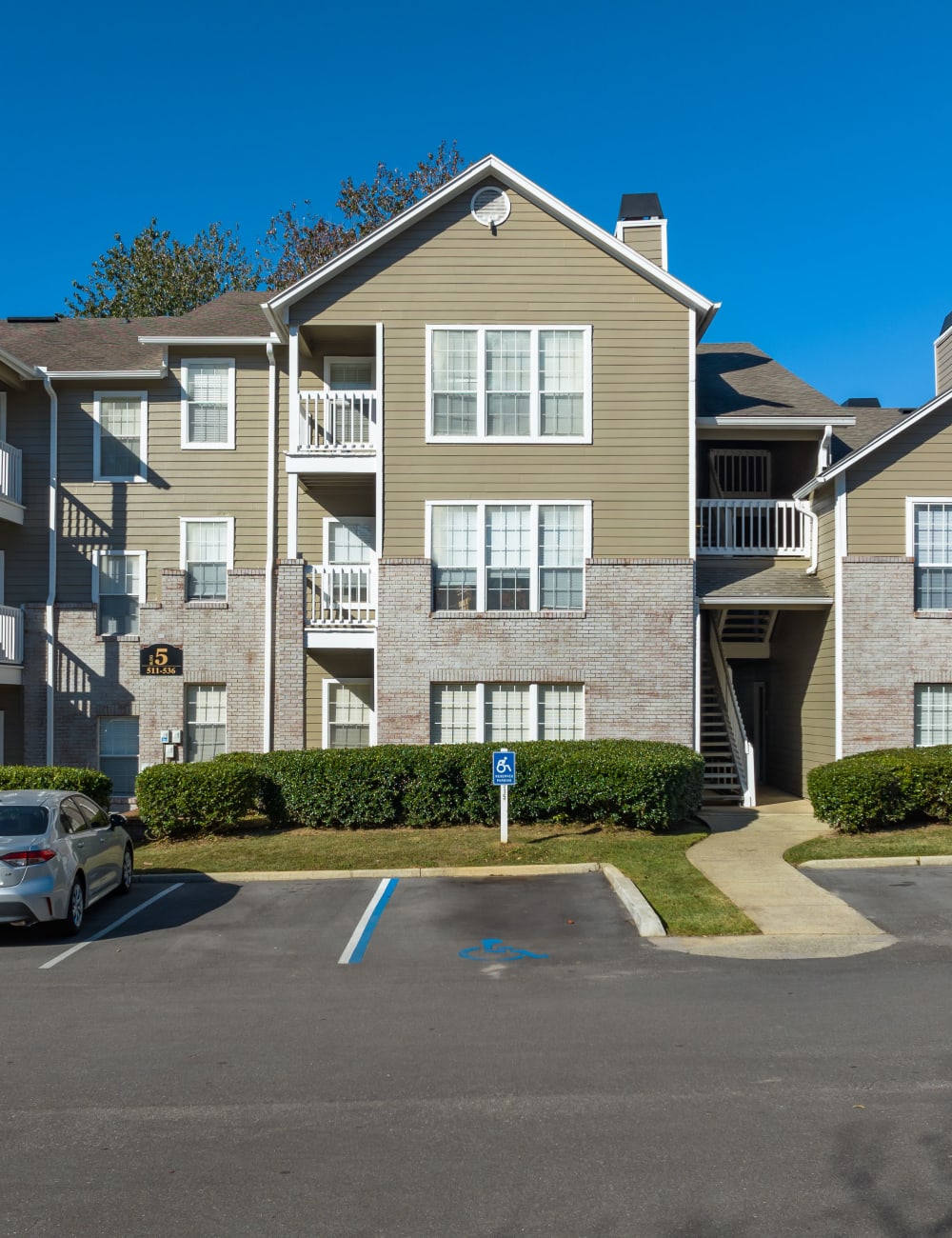 Exterior of an apartment building at Gates at Jubilee in Daphne, Alabama