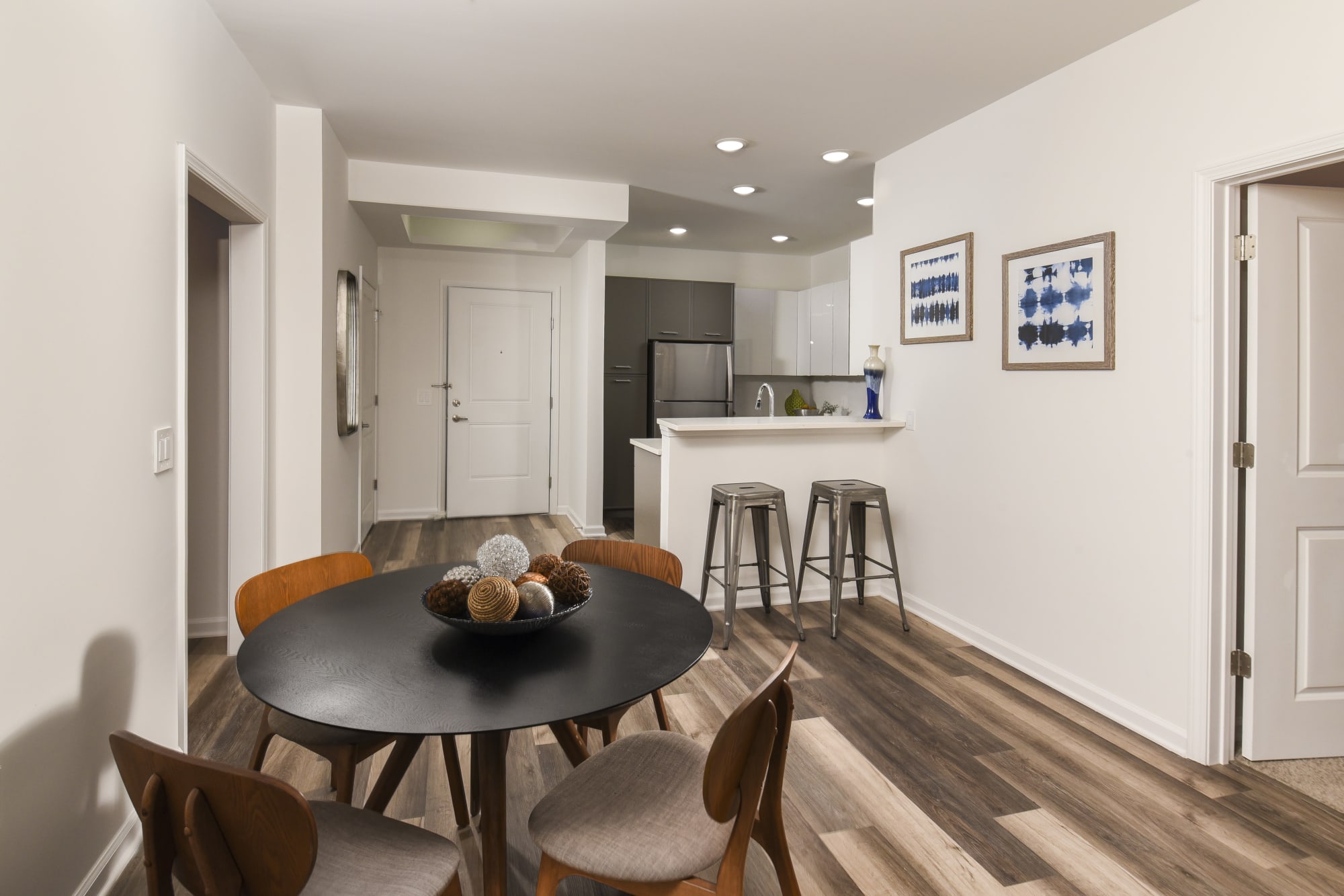 model kitchen and dining room at The Grande at MetroPark in Woodbridge, New Jersey