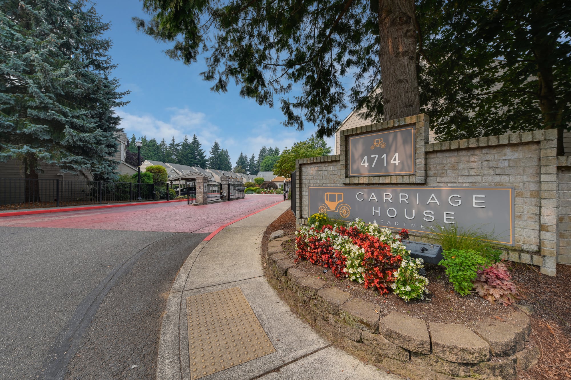 The front monument sign at Carriage House Apartments in Vancouver, Washington