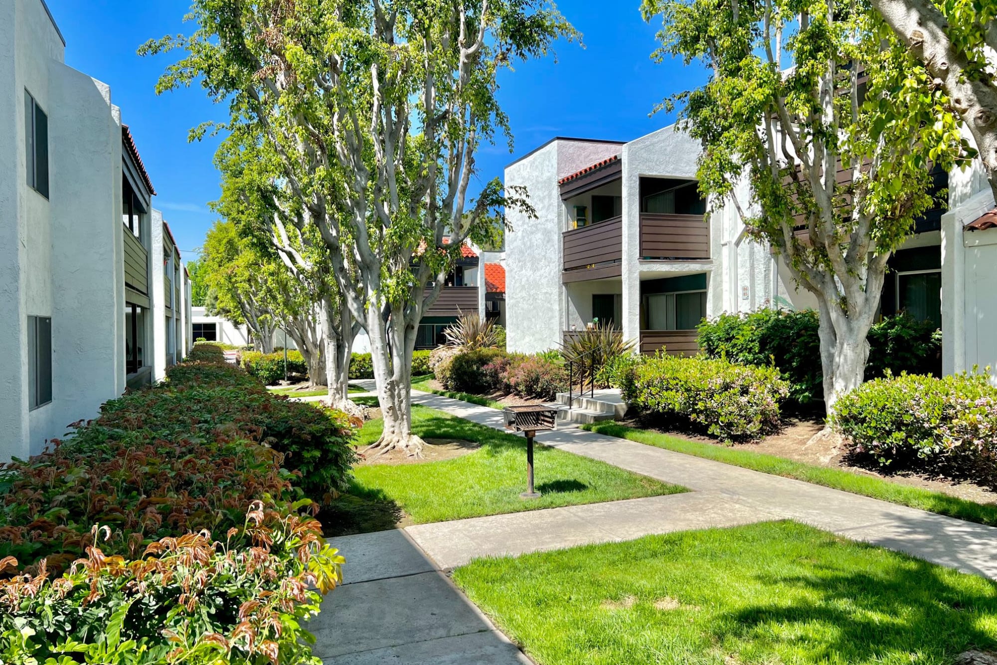 Exterior Garden View at Kendallwood Apartments in Whittier, California