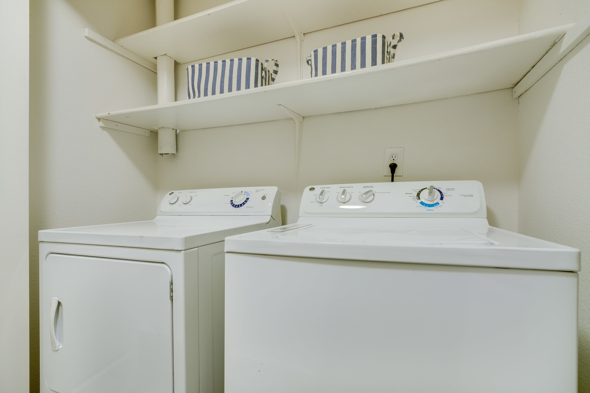 Washer and dryer at Walnut Grove Landing Apartments in Vancouver, Washington