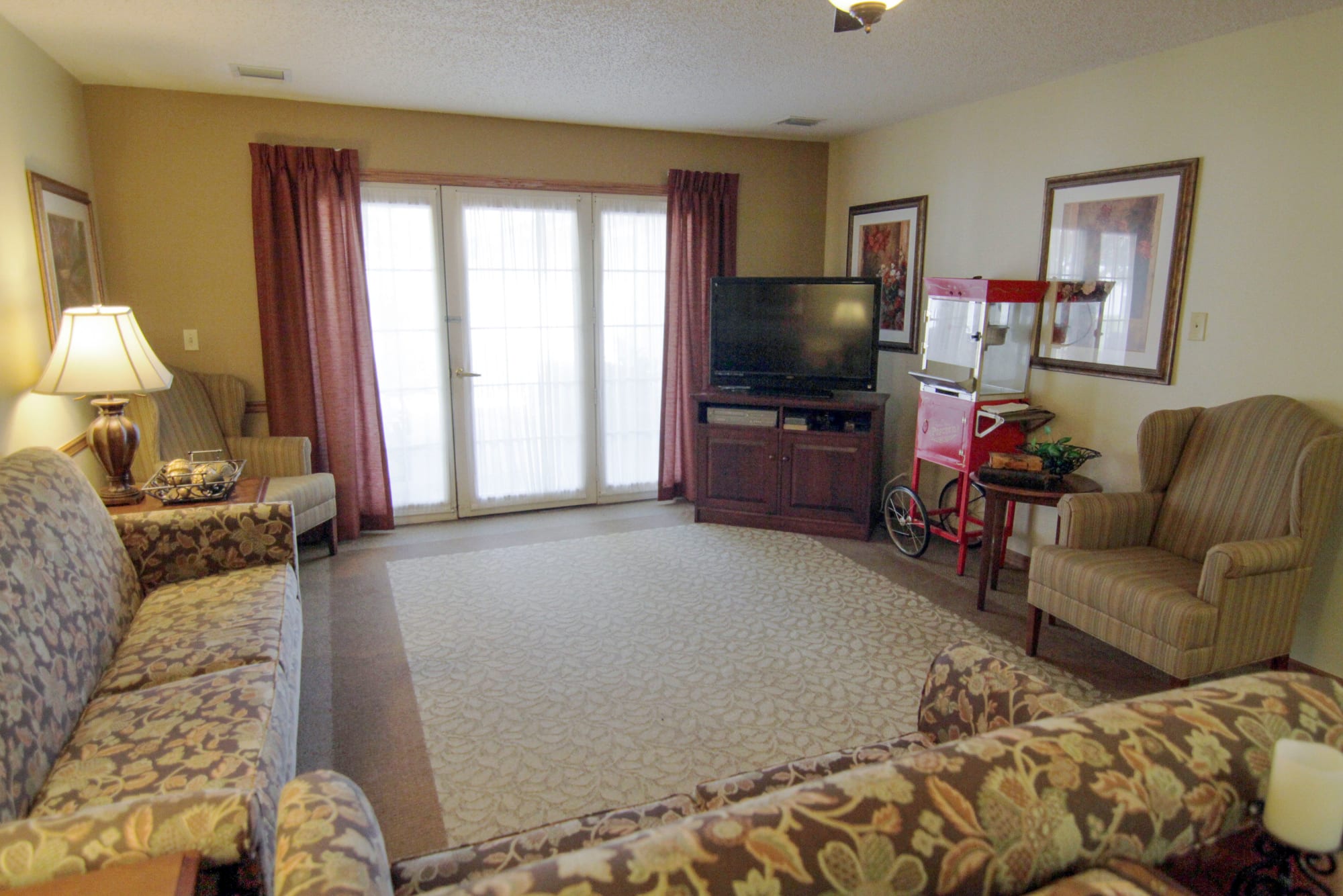 Lounge with a popcorn machine at Oxford Springs Tulsa Assisted Living in Tulsa, Oklahoma