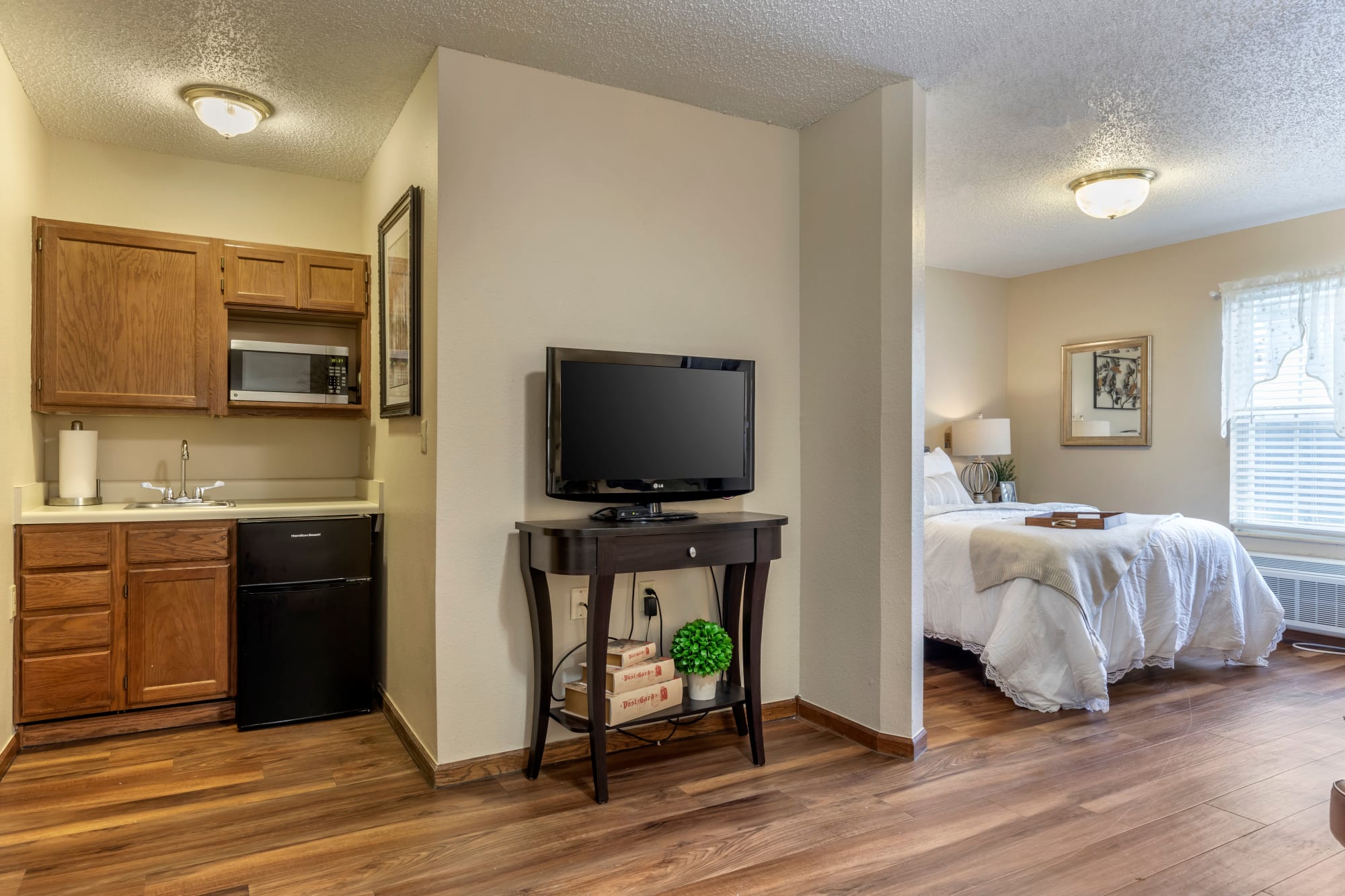 Studio apartment with a tv in it at Oxford Springs Durant in Durant, Oklahoma