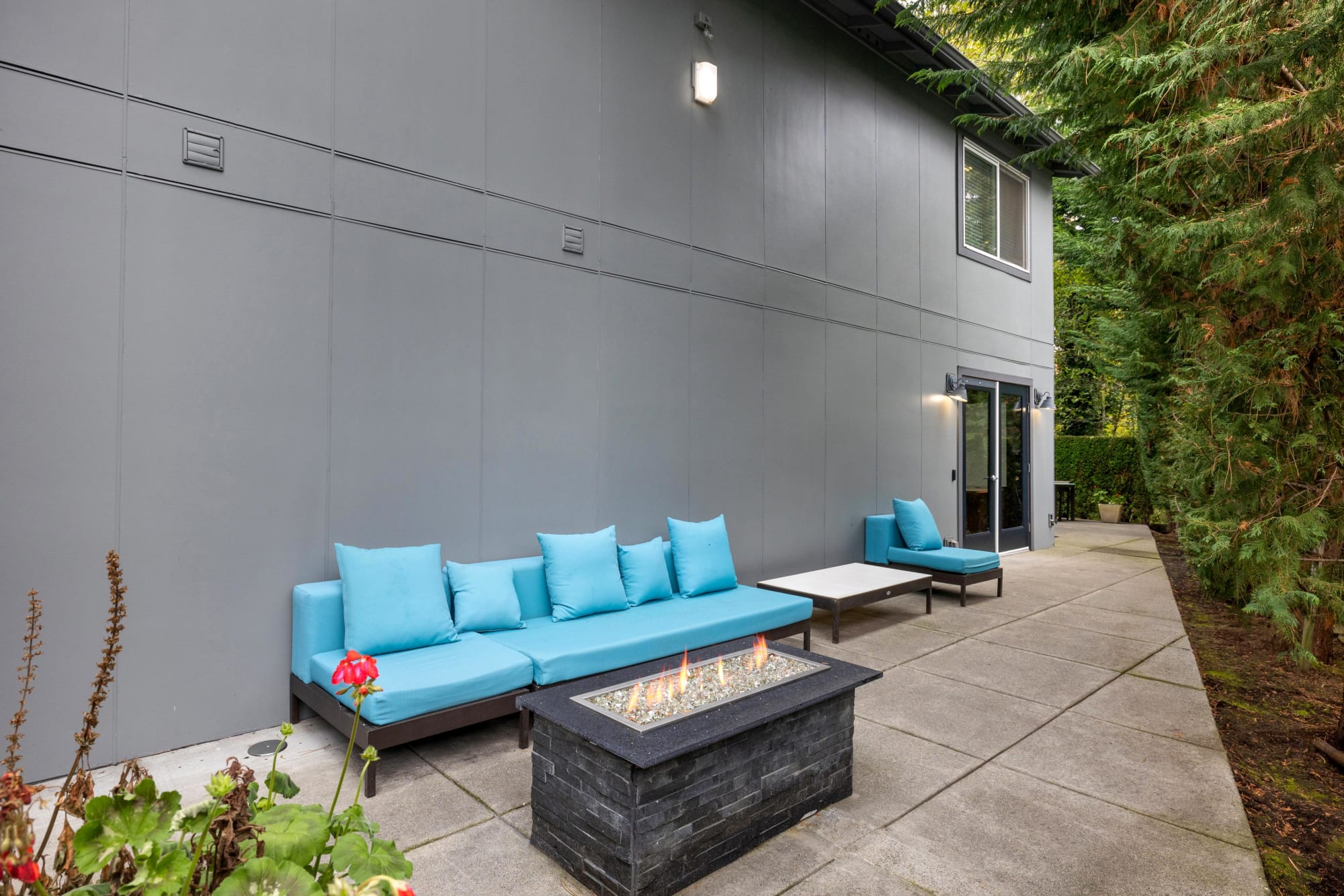 The fire pit lounge area at Karbon Apartments in Newcastle, Washington