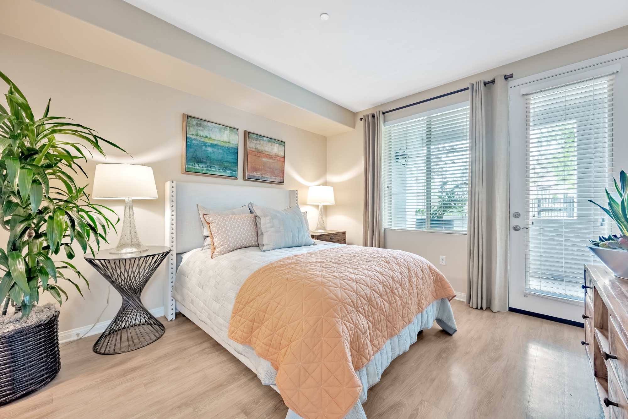 A spacious apartment master bedroom in Palisades Sierra Del Oro in Corona, California