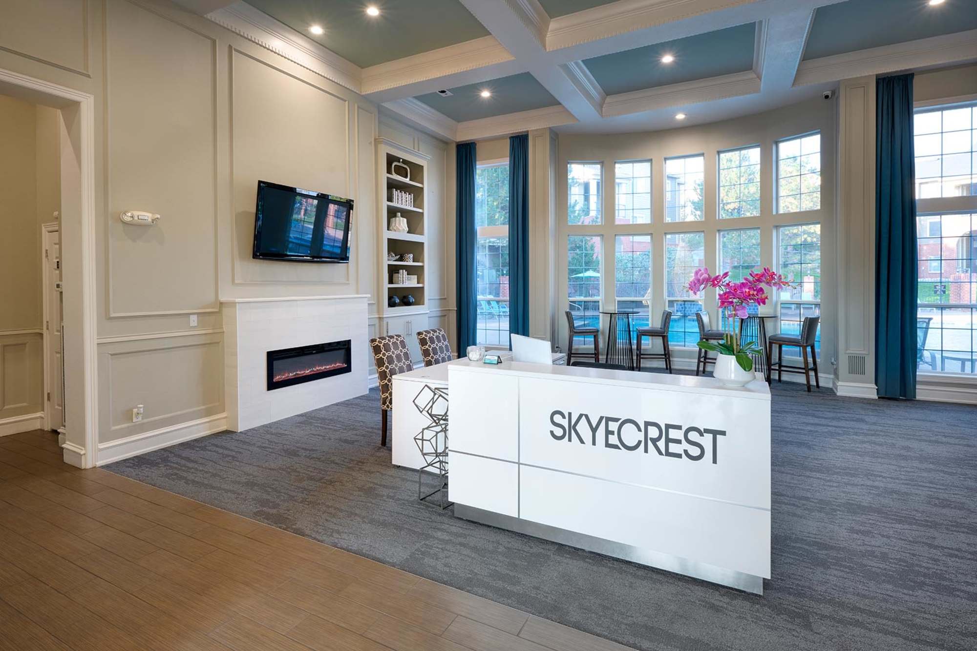 Clubhouse lounge area at Skyecrest Apartments in Lakewood, Colorado