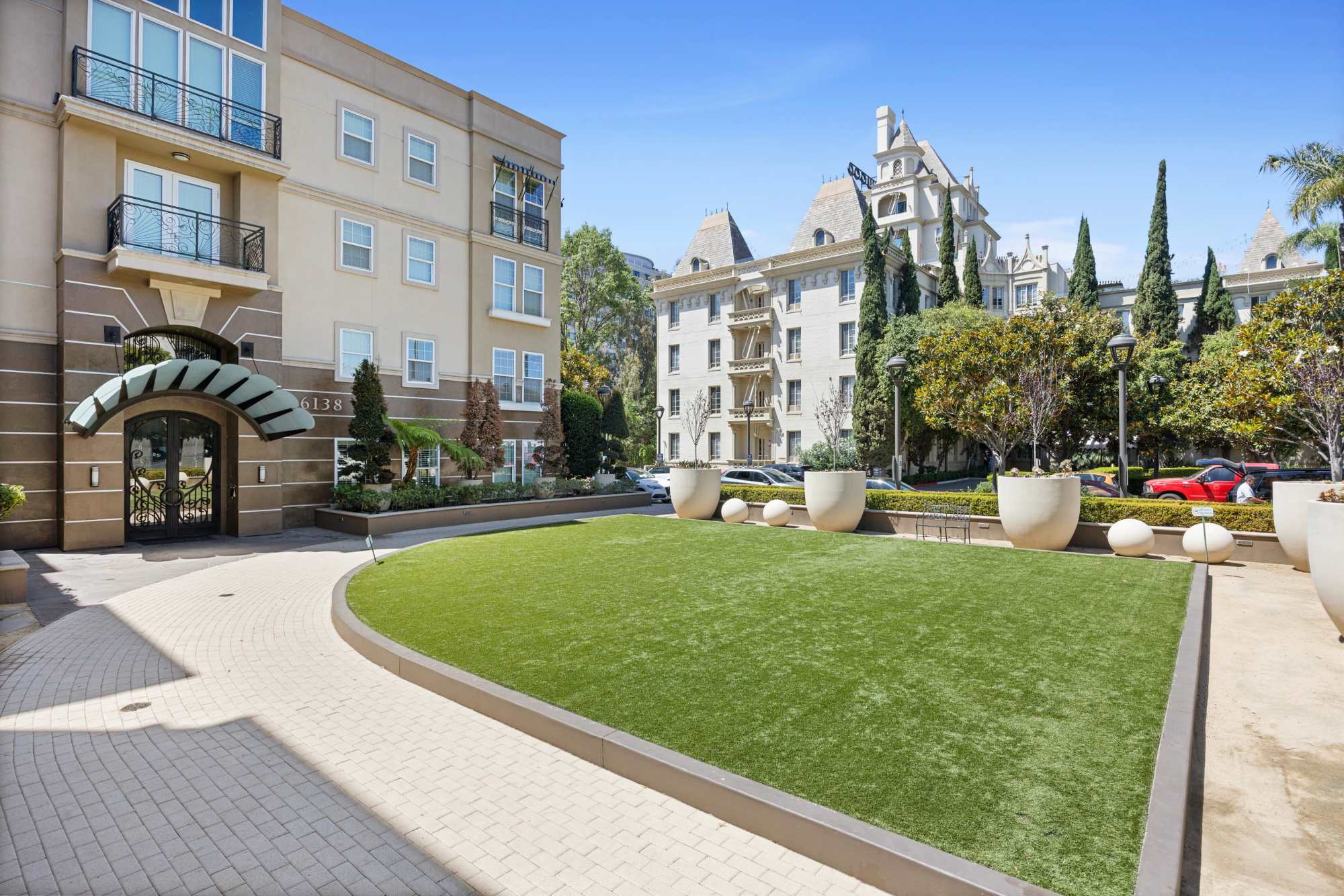 Entry to Leasing Office with Large Front Grass Area at La Belle at Hollywood Tower in Los Angeles, California