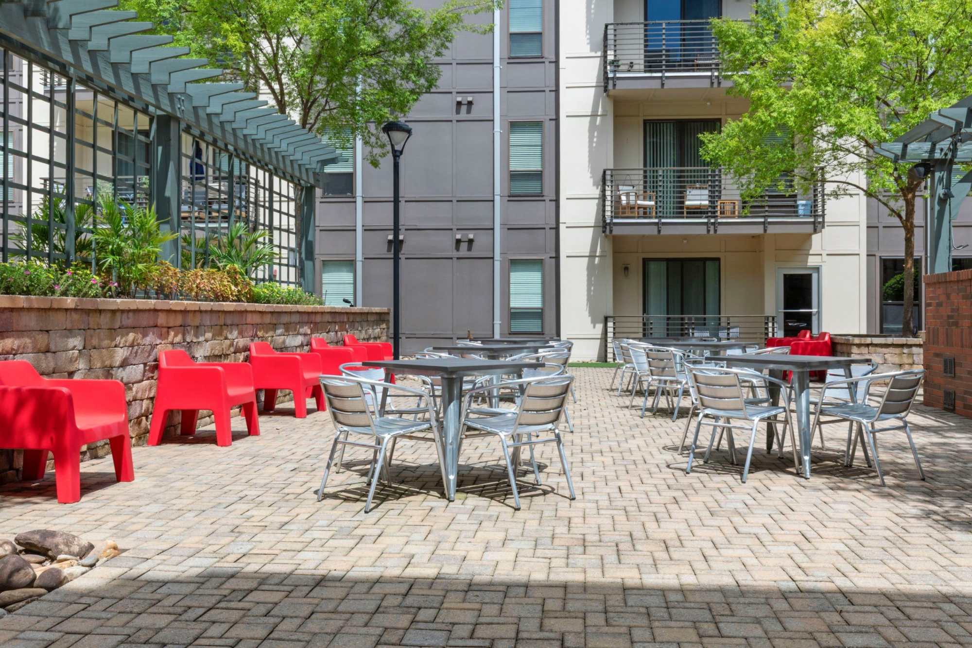 400-rhett-apartment-homes-greenville-sc-outdoor-courtyard