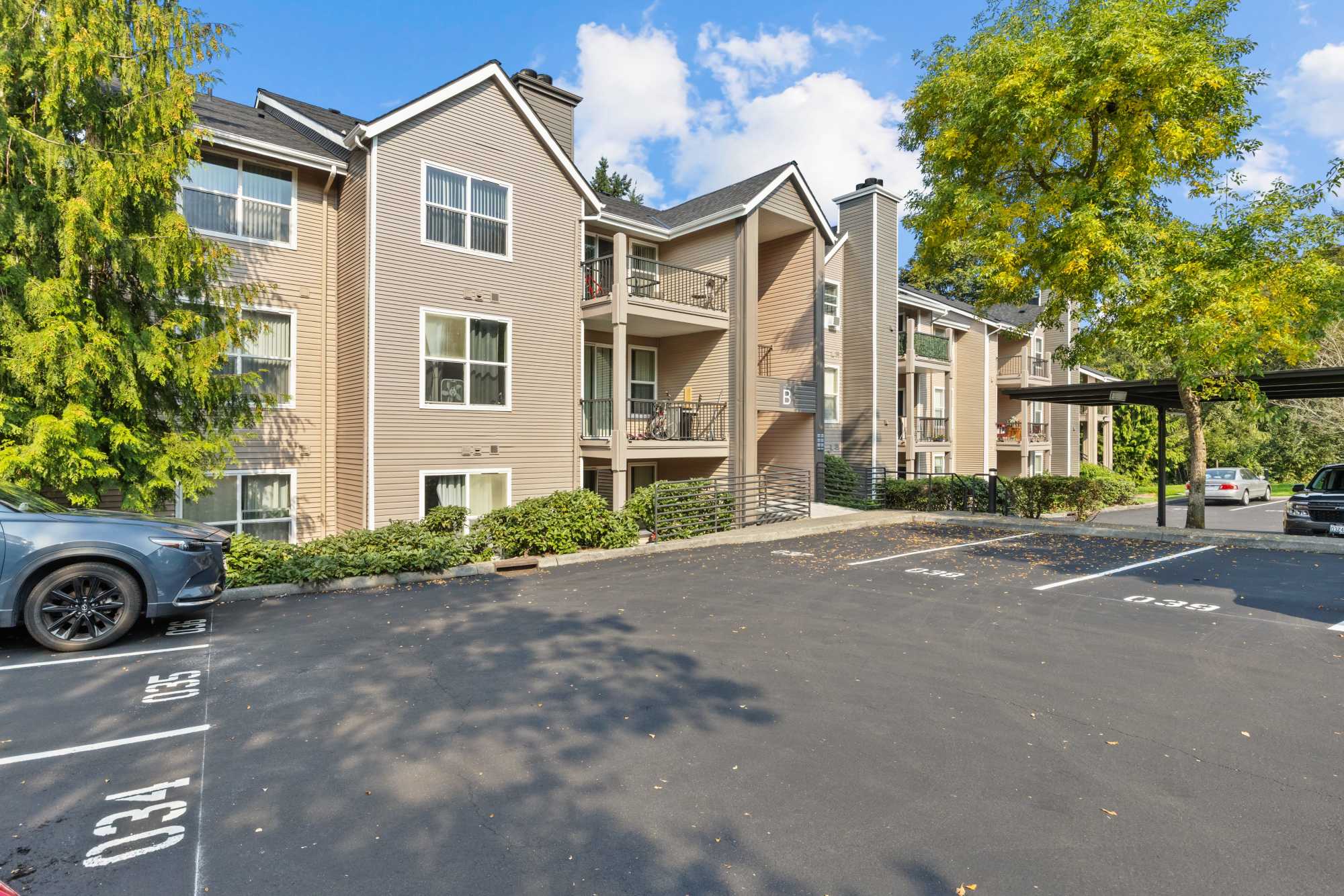 Exterior Building View at HighGrove Apartments in Everett, Washington