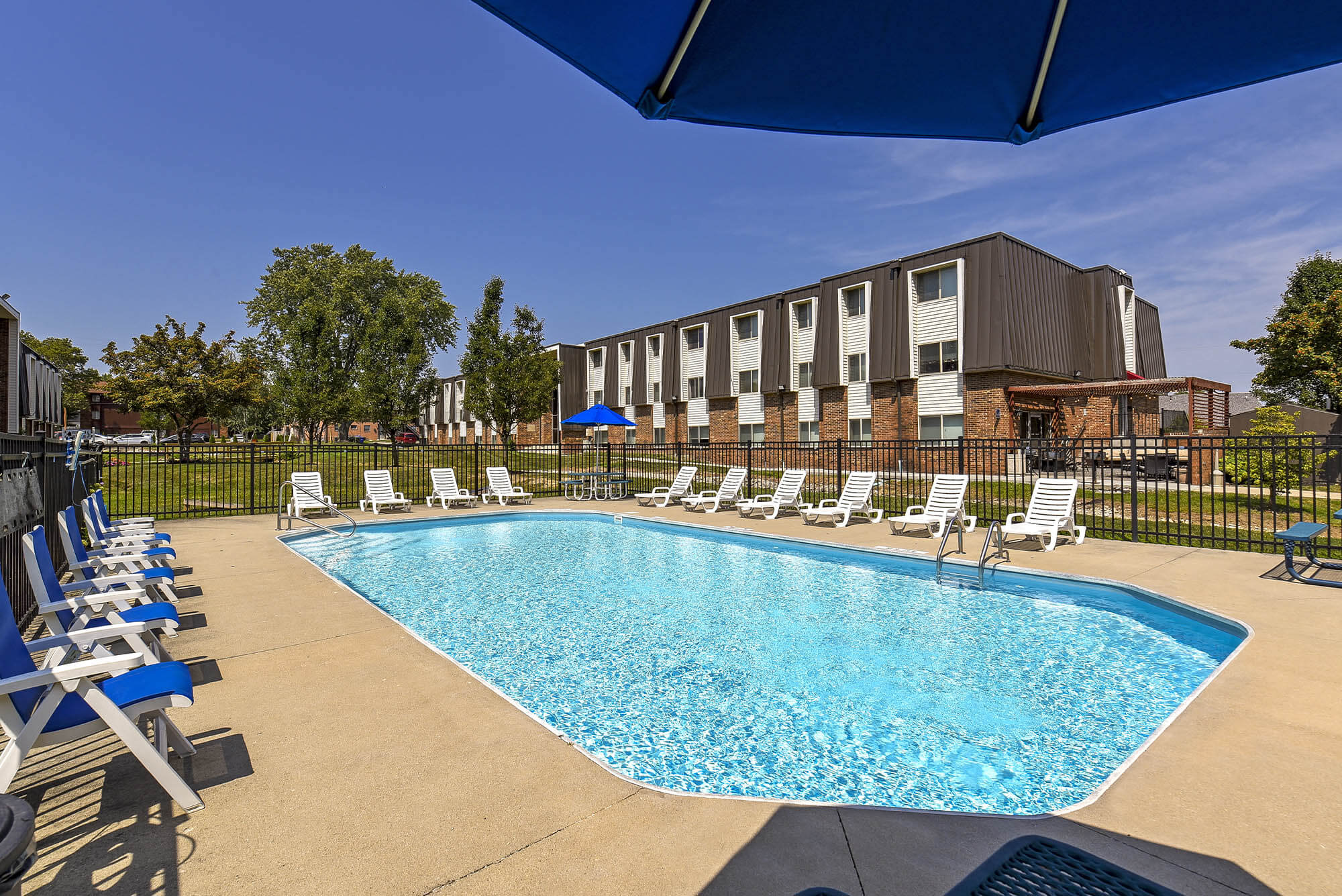 resort style pool at Reserves at Arlington in Columbus, Ohio