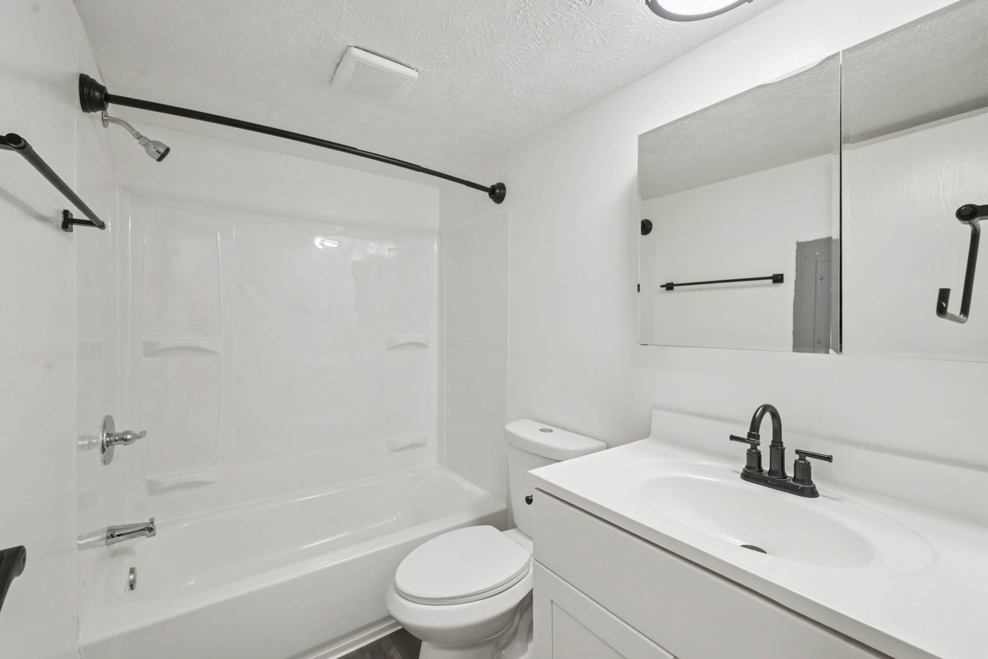 Renovated bathroom with tub at Pointe at Northern Woods in Columbus, Ohio