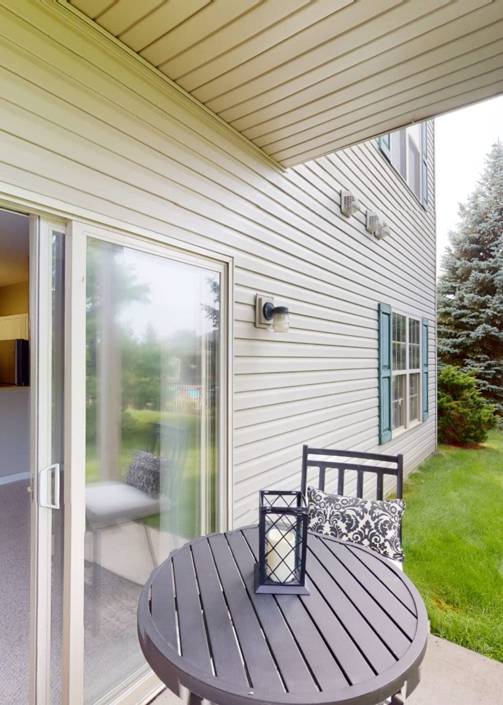 Outdoor dining at Park Lane Apartments in Depew, New York