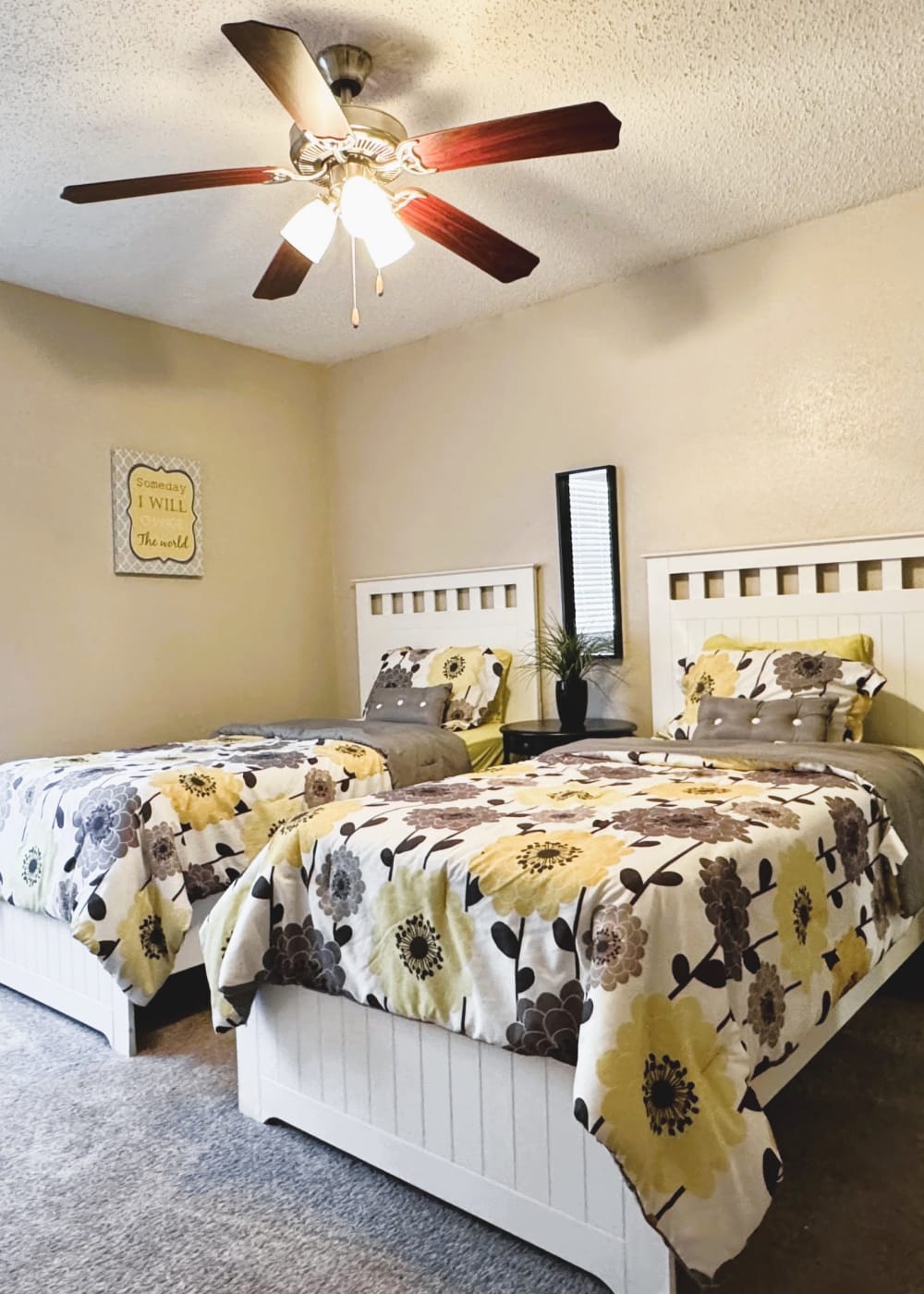 A furnished bedroom at Fountaingate in Wichita Falls, Texas