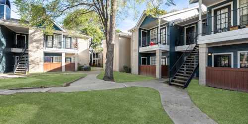 Courtyard with spa at The Reston Apartments in Conroe, Texas