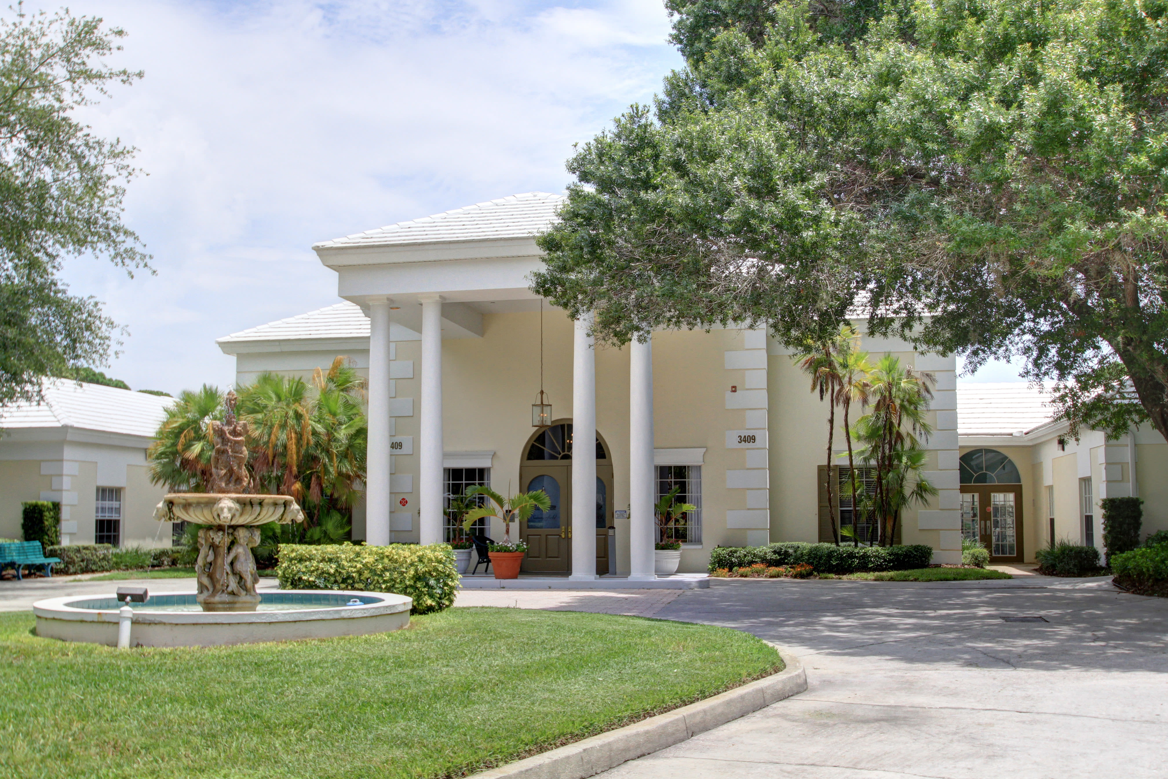 Senior living at Summerfield Senior Living in Bradenton, Florida