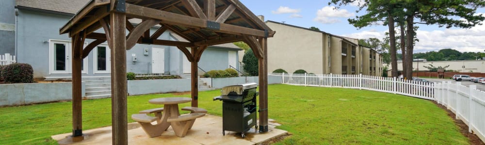 A covered, outdoor grilling area at Spring Creek Apartment Homes in Decatur, Georgia
