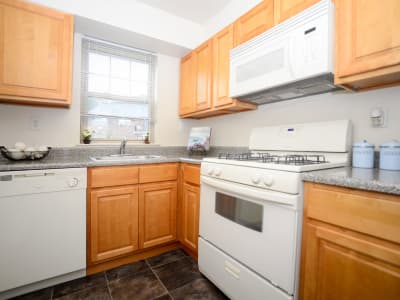 Kitchen with wood cabinetry at Nieuw Amsterdam Apartment Homes in Marlton, NJ