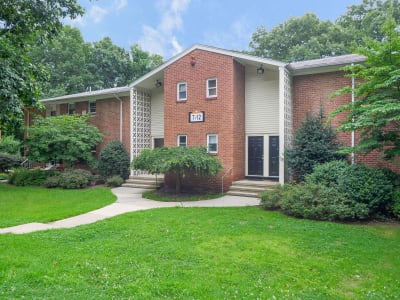 Well maintained lawn at Mt. Arlington Gardens Apartment Homes in Mt. Arlington, NJ