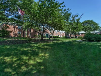 Courtyard at Village Green Apartment Homes in South River, NJ