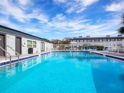 View amenities at The Element At 464 in Daytona Beach, Florida
