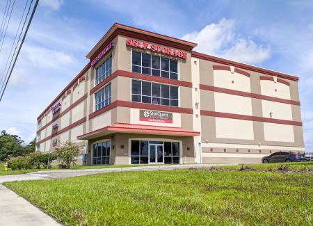 Self storage building exterior in Tampa
