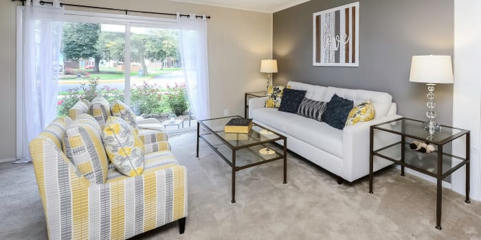 Oxford Manor Apartments & Townhomes offers a spacious living room in Mechanicsburg, PA