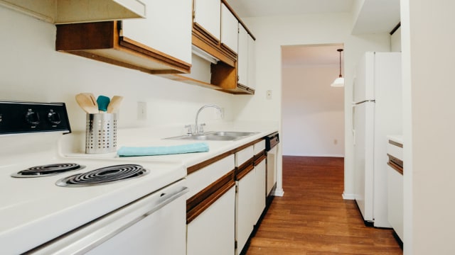 Kitchen at Halcyon Park Apartments in Montgomery, AL