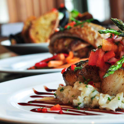 Cuisine in range of Ravinia Apartments