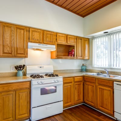 a fully equipped kitchen at Norwich Manor in Norfolk, Virginia