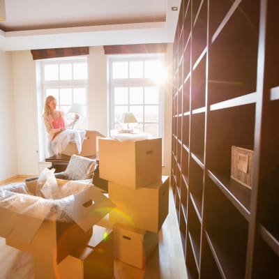 residents unpacking boxes at Longshaw Road in Annapolis, Maryland