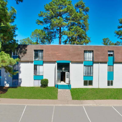 Exterior view of Pine Crest Apartment Homes in North Augusta, South Carolina